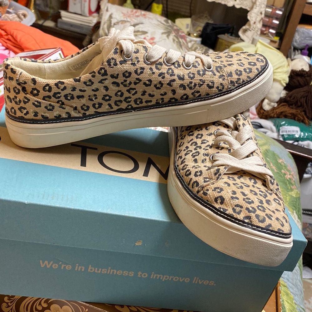 TOMS tennis shoes cheetah color brown & black Size 11W worn 1 time like new